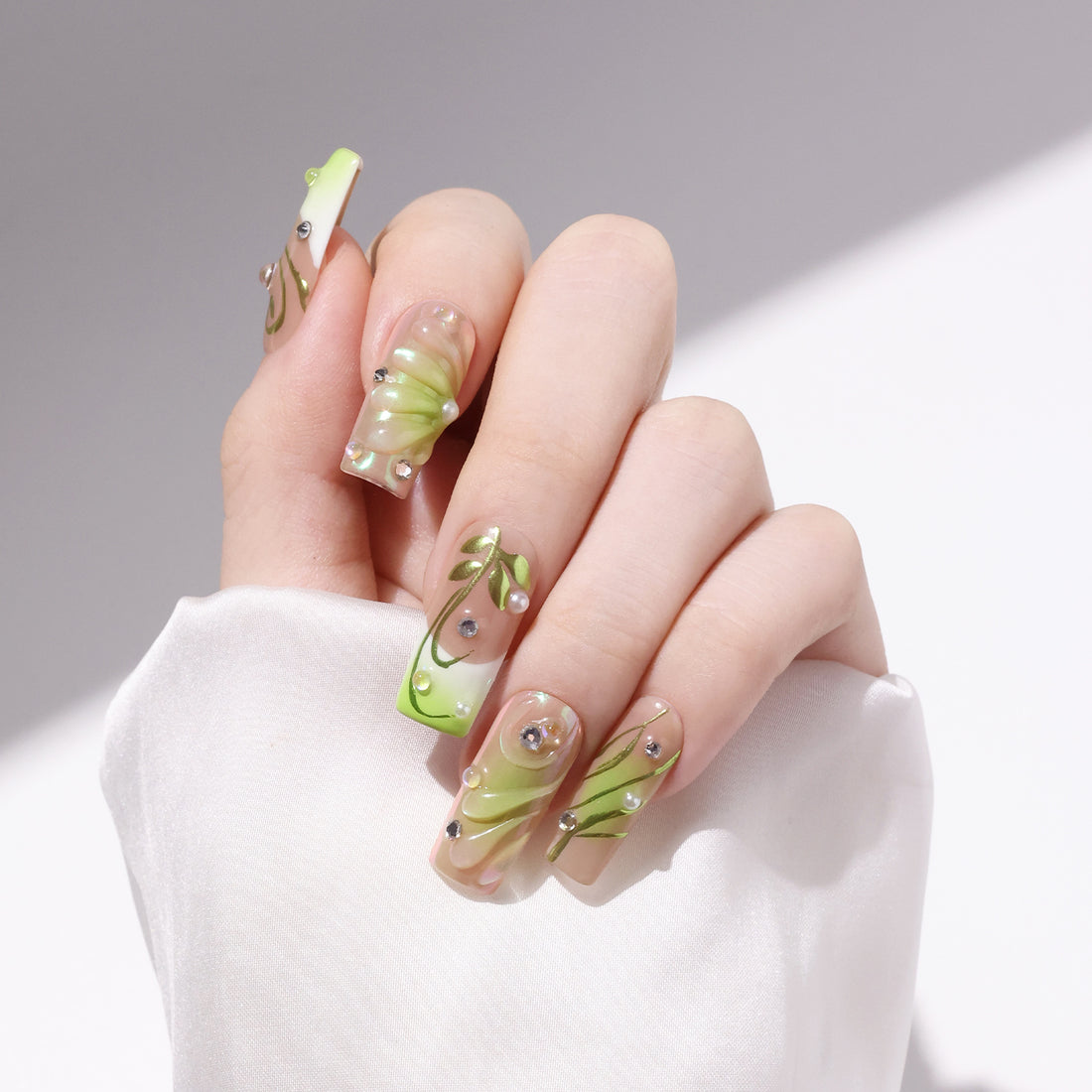 Medium Square-Shaped Floral Pattern Green Halo Dyeing Presenting The Texture Of Oil Painting 3D Pearl Rhinestone Decor Press On Nail